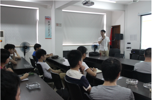 鄭老師在講授電子商務(wù)發(fā)展趨勢(shì)