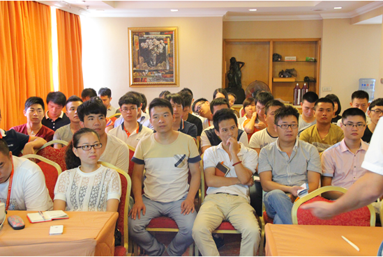 學(xué)員們在認(rèn)真聽講.png